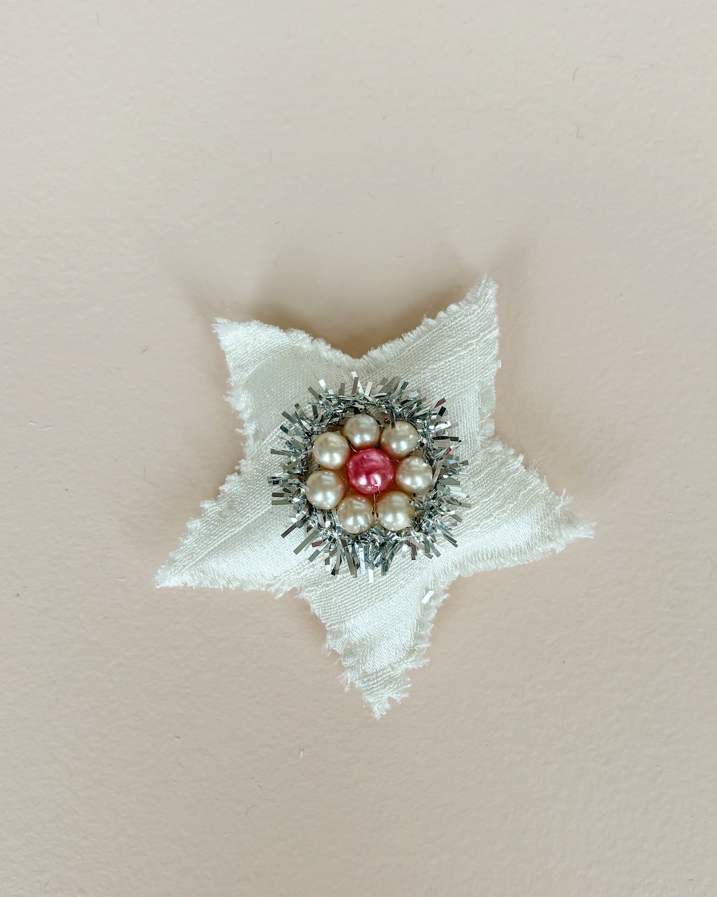 Stjerne med perleblomst / Hvid / Pink / Creme